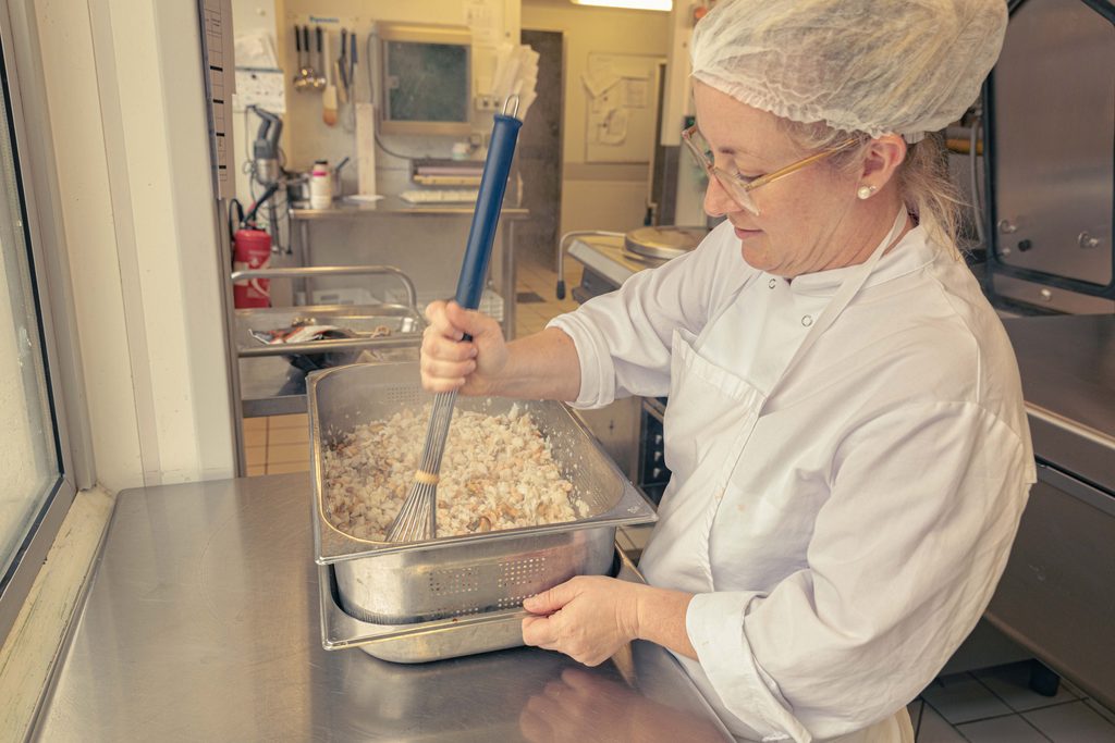 Semaine du goût 2026
Agent de restauration collective en train de préparer un plat
